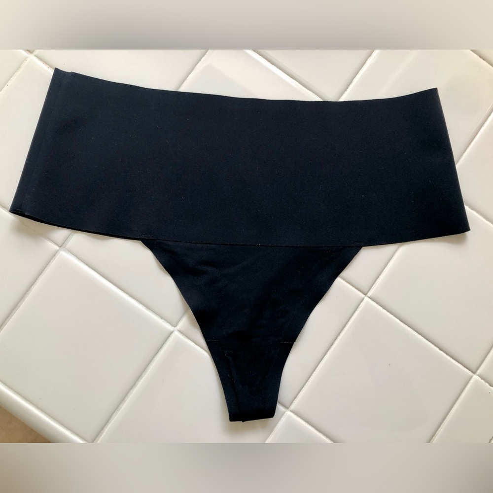 SPANX Undie-tectable Thong Size M NWOT